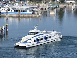 Gegen Kaimauer geknallt: Zwölf Verletzte bei Katamaran-Unfall am Bodensee