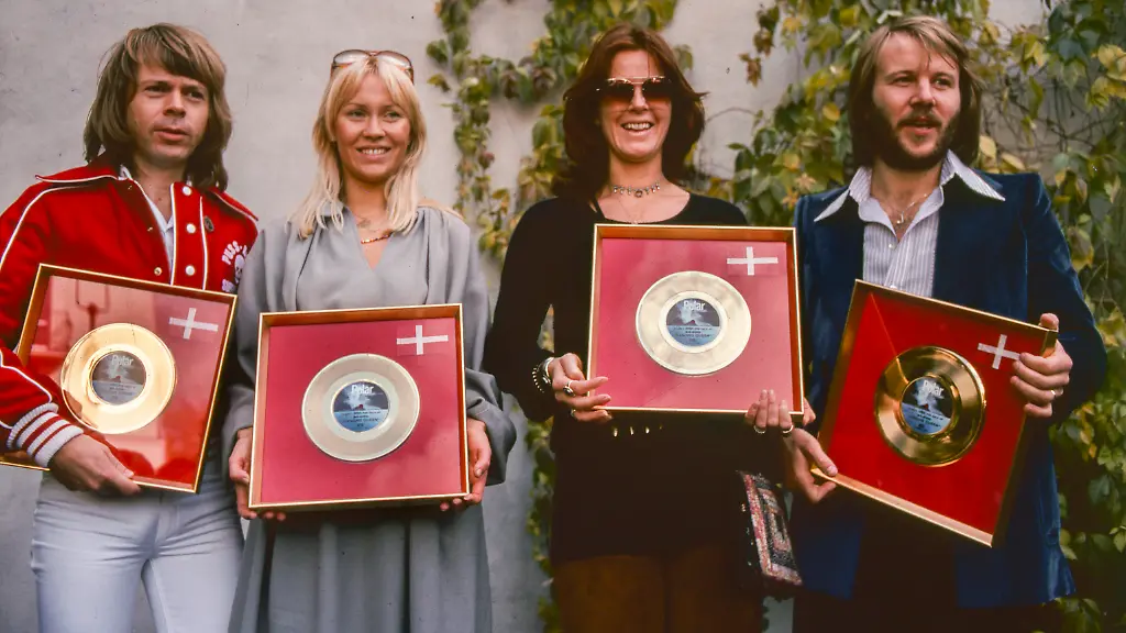 CA-1976-Svenska-popgruppen-ABBA-med-fr-v-Bjoern-Ulvaeus-Agnetha-Faeltskog-Anni-Frid-Lyngstad-och-Benny-Andersson-som-prisats-med-guldskiva-foer-sin-singel-Dancing-Queen-troligen-1976