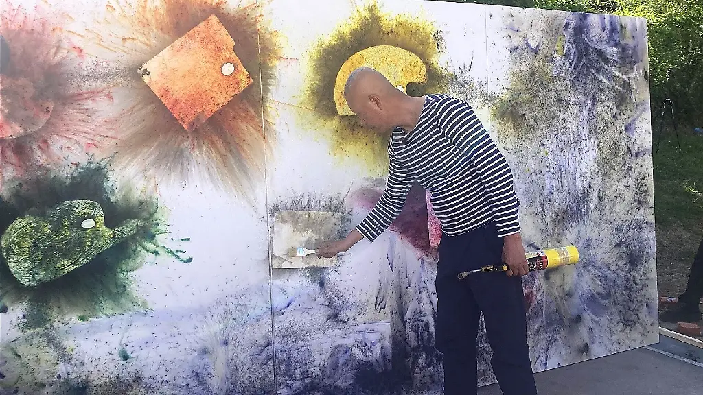 Cai-Guo-Qiang-bei-der-Nachbearbeitung-seiner-Schiesspulver-Malerei-100-Jahre-nach-seinem-Tod-fuehren-Kuenstler-das-Erbe-von-Claude-Monet-radikal-weiter