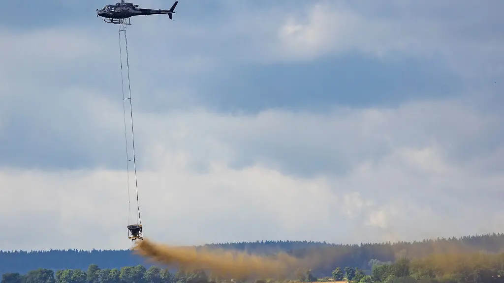 Bei-Kalkarbeiten-ist-ein-Hubschrauber-in-einem-Wald-bei-Sehmatal-abgestuerzt-Symbolbild