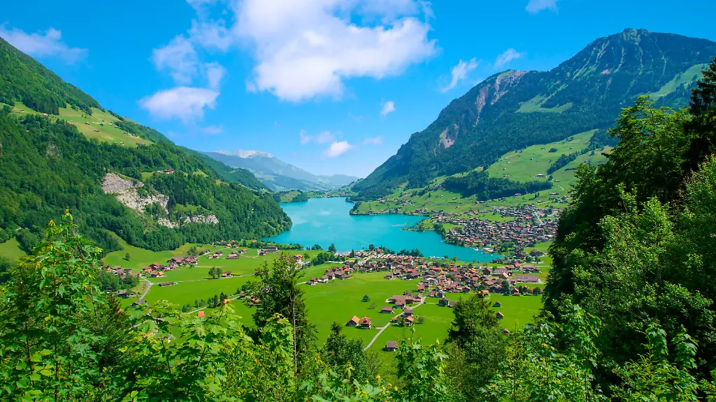 Lake-Lungern-Valley-from-Brunig-Pass-between-Lucerne-and-Interlaken-Switzerland
