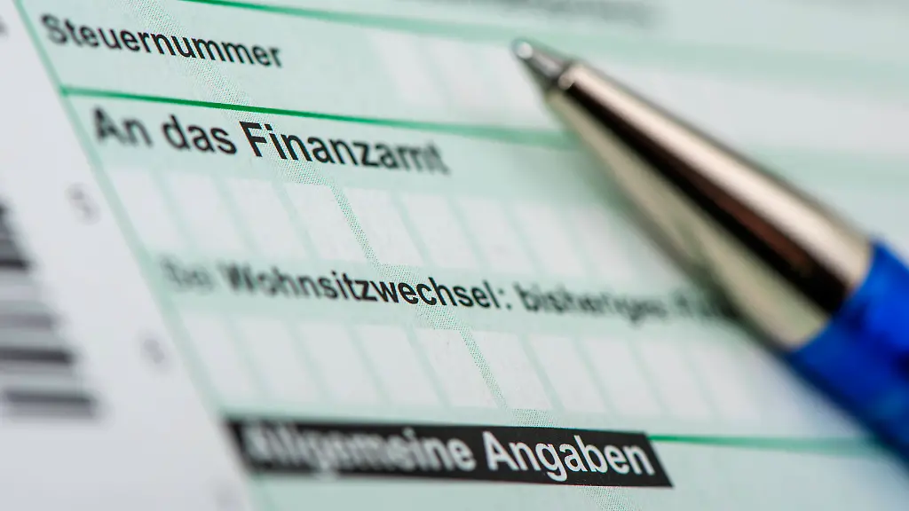 Ein-Steuerformular-zum-Ausfuellen-fuer-die-Steuererklaerung-als-Symbolbild-fuer-die-Besteuerung-von-Einkuenften-an-das-Finanzamt-NUR-FUeR-REDAKTIONELLE-VERWENDUNG