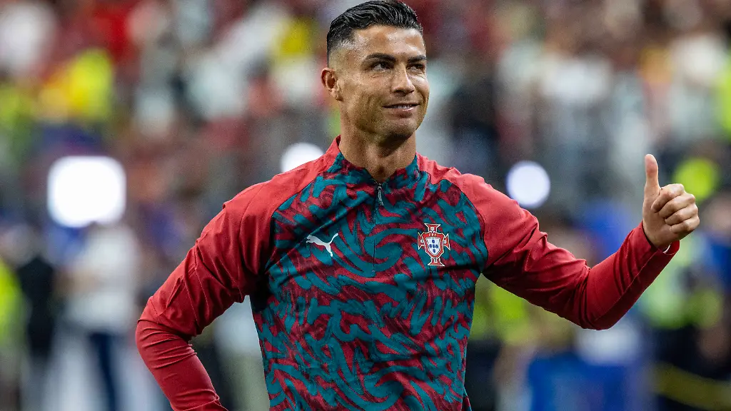 ARLINGTON-TEXAS-JULY-06-Cristiano-Ronaldo-of-Portugal-gives-a-thumbs-up-to-the-fans-during-the-FIFA-World-Cup-WM-Weltmeisterschaft-Fussball-2026-Round-of-16-match-between-Portugal-and-Spain-at-Dallas-Stadium-on-July-6-2026-in-Arlington-Texas