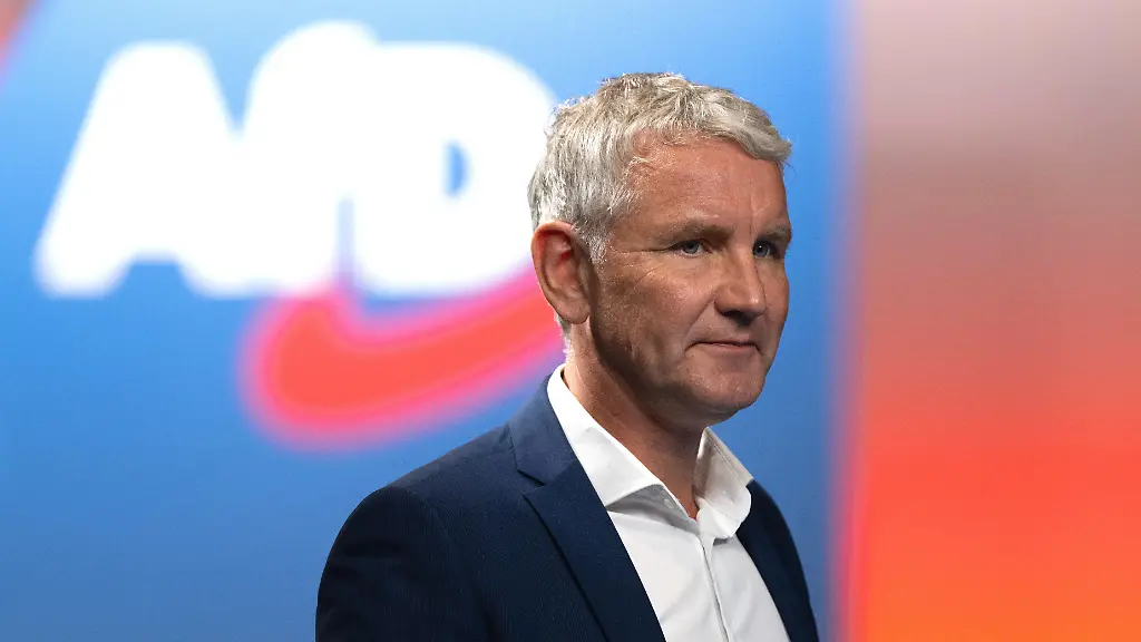 Bjoern-Hoecke-Vorsitzender-der-AfD-in-Thueringen-nimmt-am-Bundesparteitag-der-AfD-teil-Bei-dem-Treffen-soll-die-Fuehrungsspitze-der-Partei-neu-gewaehlt-werden-Der-Bundesparteitag-der-AfD-findet-am-4-und-5-Juli-in-der-Messe-Erfurt-statt
