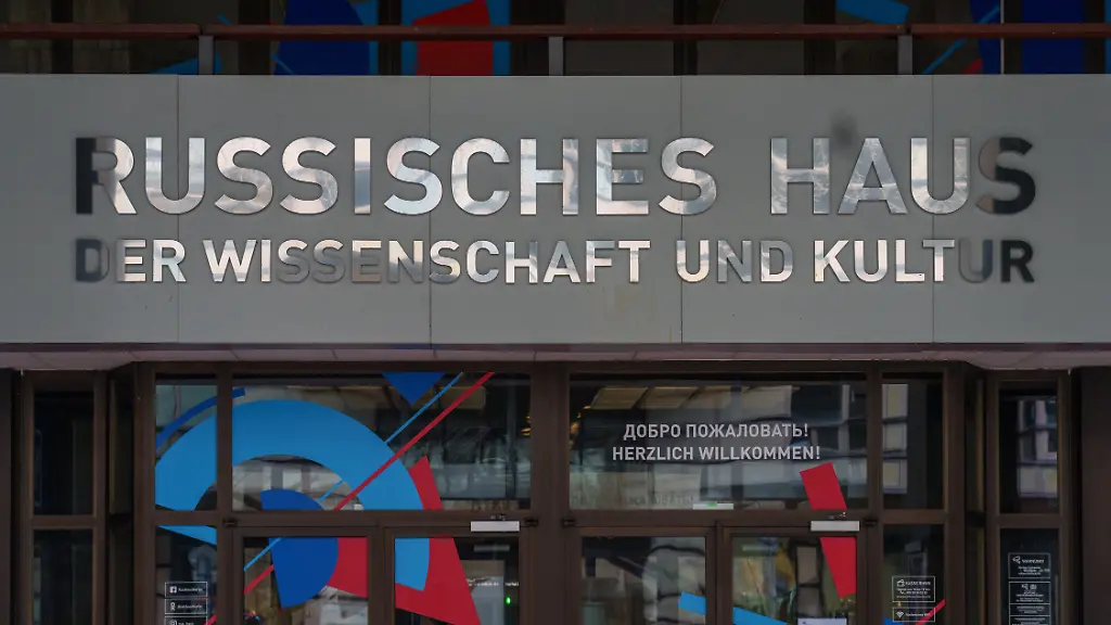Berlin-der-Eingangsbereich-vom-Russischen-Haus-der-Wissenschaft-und-Kultur-in-der-Friedrichstrasse-Das-Russische-Haus-ist-ein-Veranstaltungs-und-Kulturzentrum-im-Berliner-Ortsteil-Mitte-Es-wurde-am-5-Juli-1984-als-Haus-der-Sowjetischen-Wissenschaft-und-Kultur-eroeffnet