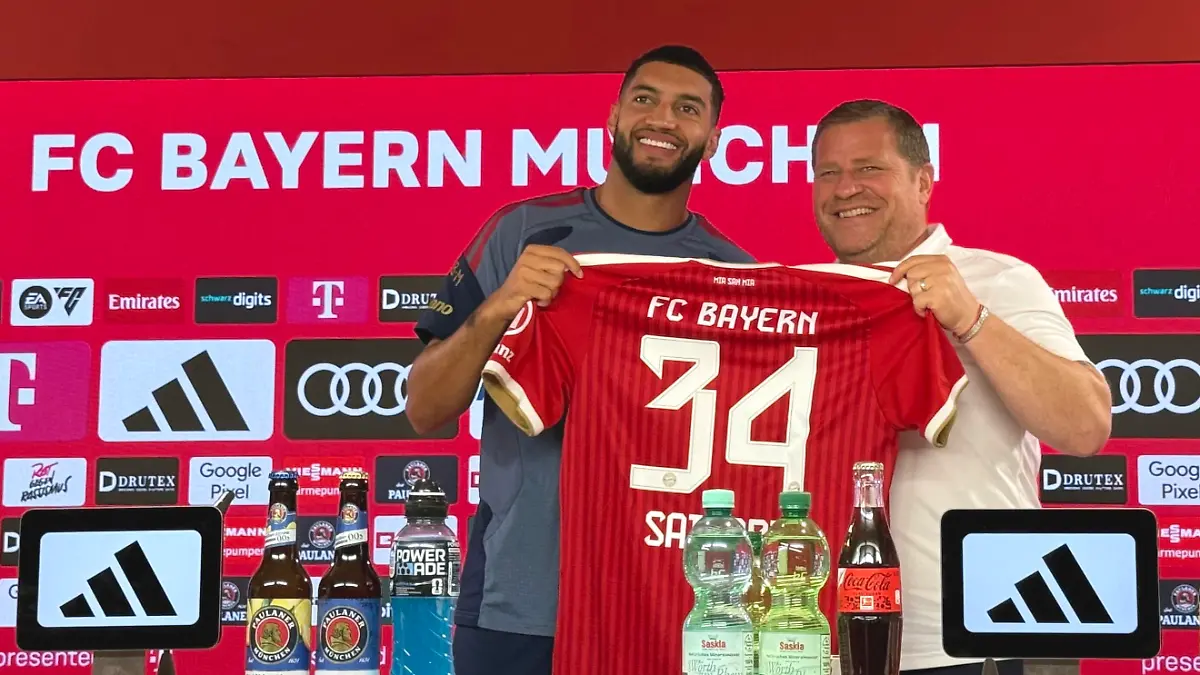 14-08-2026-Bayern-Muenchen-Max-Eberl-r-Sportvorstand-des-FC-Bayern-Muenchen-zeigt-mit-Neuzugang-Ismael-Saibari-das-Trikot-mit-der-Nummer-34