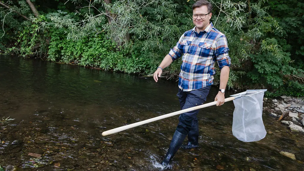 Fuer-die-Probenentnahme-stieg-der-Bundesumweltminister-ins-Wasser-der-Gera