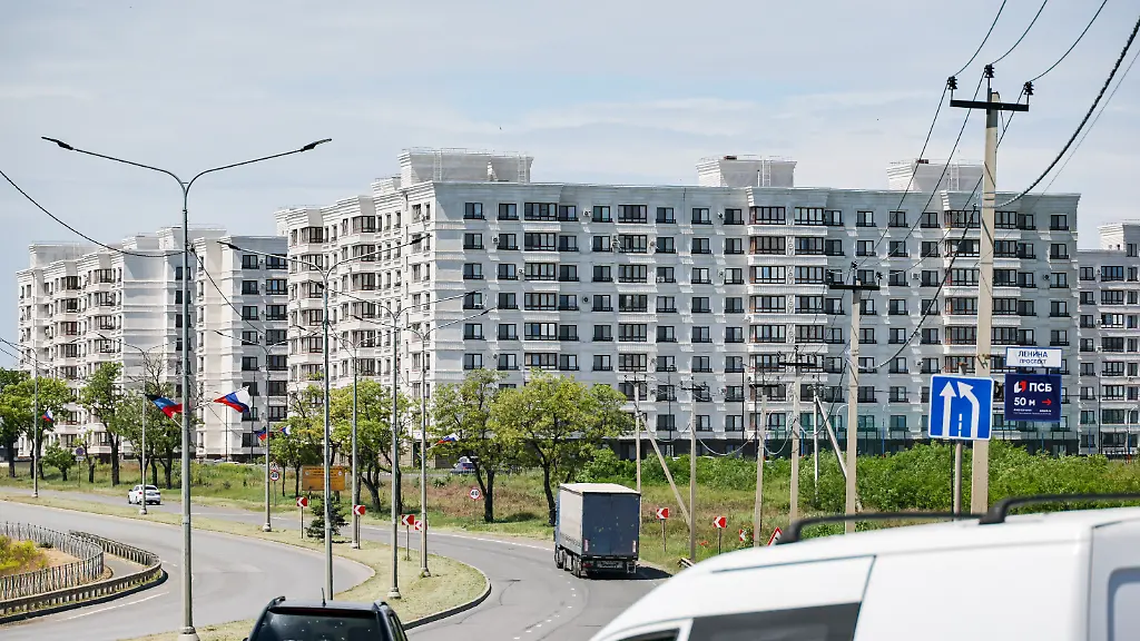 DIESES-FOTO-WIRD-VON-DER-RUSSISCHEN-STAATSAGENTUR-TASS-ZUR-VERFUeGUNG-GESTELLT-RUSSIA-MARIUPOL-JUNE-4-2026-A-view-of-blocks-of-flats