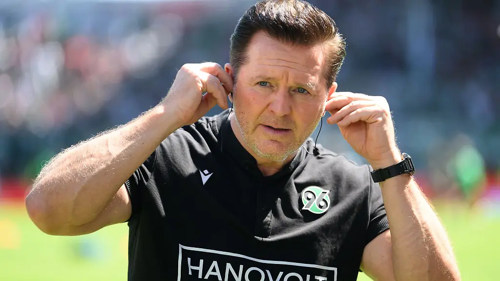 96-Trainer-Christian-Titz-freut-sich-auf-das-Derby
