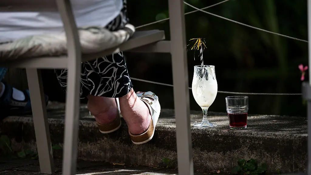 Cocktail-oder-Saft-Beim-Trinken-werden-die-Pflegekraefte-kreativ
