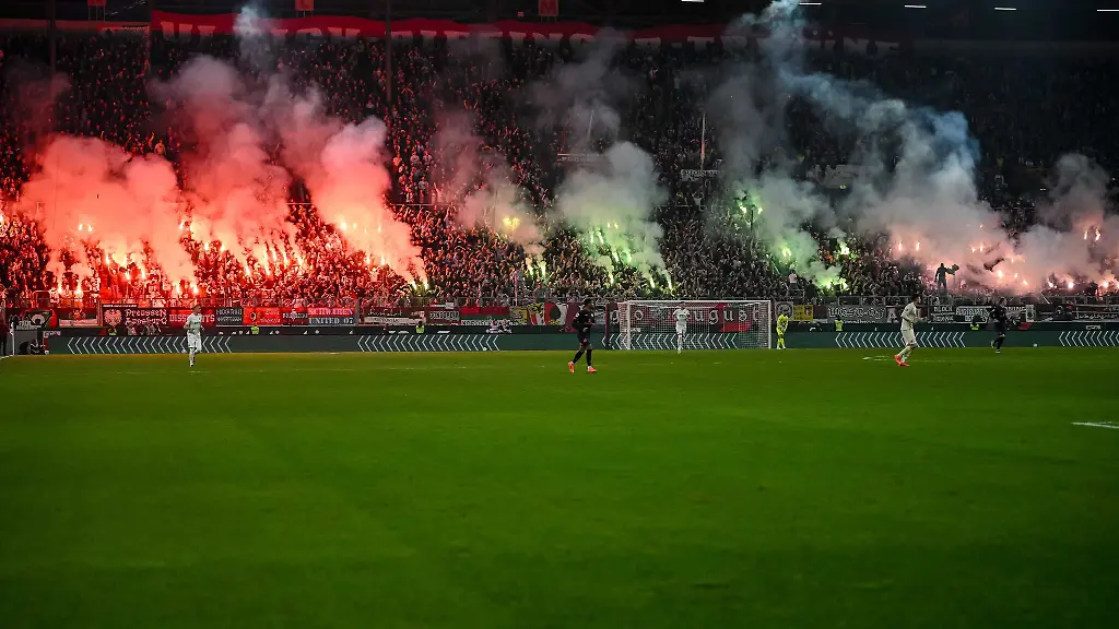 Pyrotechnik-brennt-beim-Spiel-FC-Augsburg-FSV-Mainz-05-im-September-2024