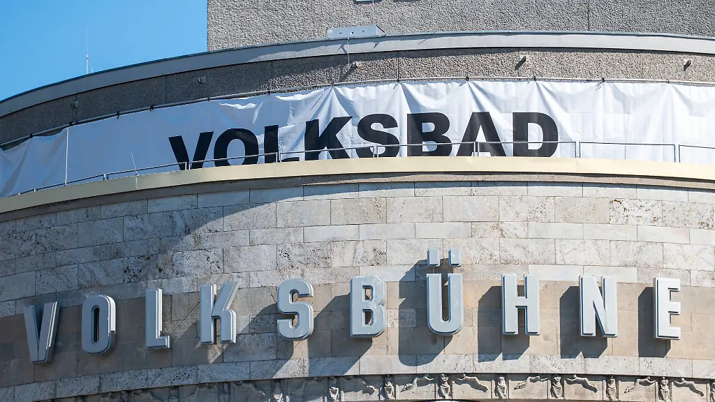 Das-Schwimmbad-vor-der-Volksbuehne-bleibt-am-Freitag-komplett-geschlossen