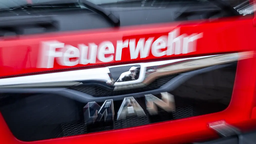 In-einer-Lagerhalle-ist-ein-Feuer-ausgebrochen