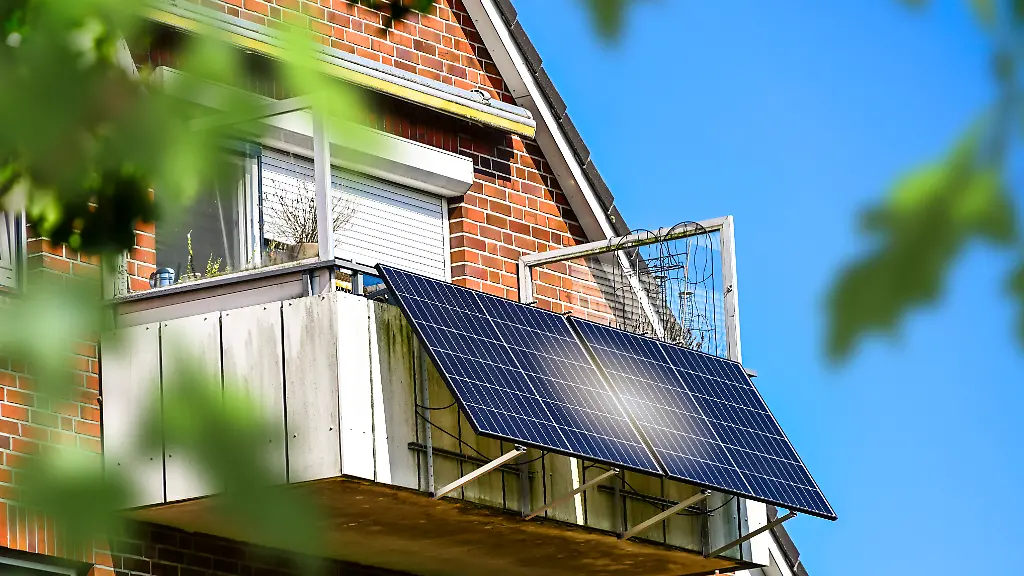 Die-vier-Solarmodule-sind-jeweils-fast-zwei-Meter-lang-Fuer-eine-Abholung-sollte-ein-ausreichend-grosses-Fahrzeug-eingeplant-werden