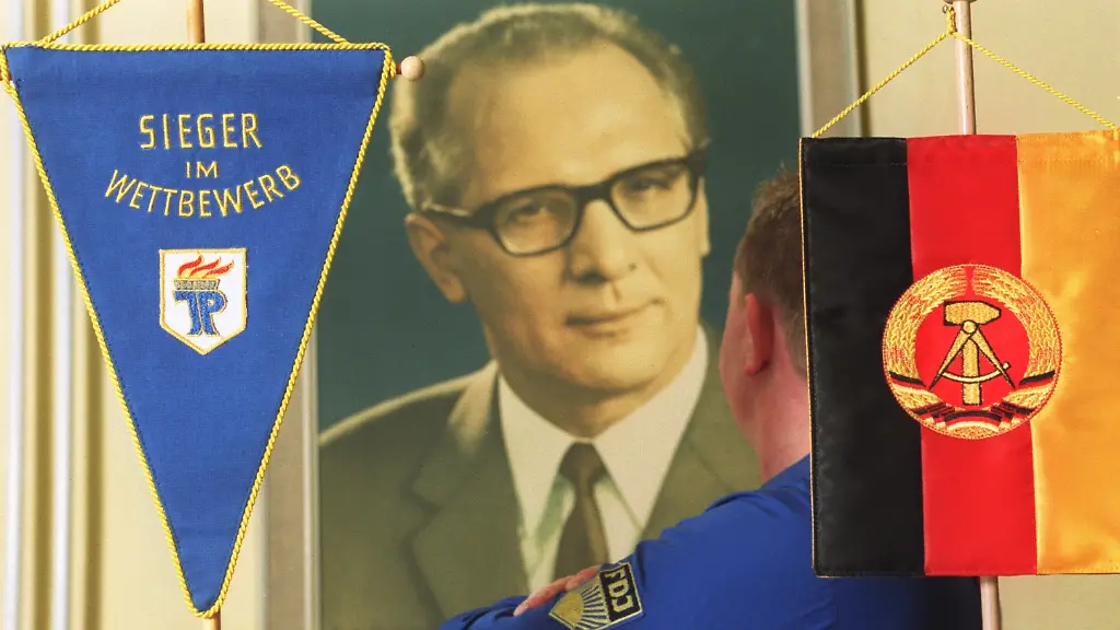 Feature-Symbol-Ostalgie-DDR-Erinnerungsstuecke-07-03-thg-Gesellschaft-Kultur-Alltag-Ost-Osten-DDR-Deutsche-Demokratische-Republik-Regime-Diktatur-Artikel-Devotionalien-Ostalgie-Nostalgie-Retrospektive-Retro-Welle-Rueckschau-Rueckblick-Reminiszenz-Erinnerung-Wiederbelebung-Verklaerung-Produkte-Produkt-Gebrauchtwaren-Alltagsware-Alltagswaren-Gegenstaende-Alltagsgegenstaende-typisch-typische-Wimpel-Flagge-Flaggen-Fahne-Nationalflagge-Hammer-Zirkel-Aehrenkranz-Emblem-Junge-Pioniere-Jungpioniere-Pionierorganisation-Bild-Erich-Honecker-Staatsratsvorsitzender-Parteichef-SED-Foto-Mann-FDJ-FDJler-Frei-Deutsche-Jugend-FDJ-Hemd-Emblem-quer