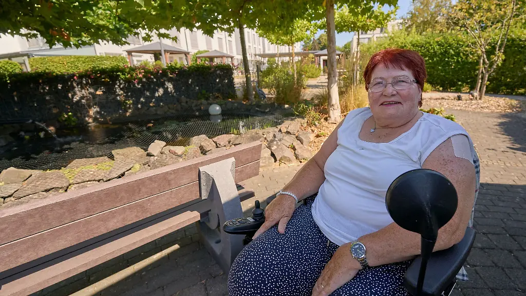 Bei-Hitze-haelt-sich-Brunhilde-Panthel-meist-drinnen-auf-ihr-Lieblingsplatz-ist-jedoch-in-der-Aussenanlage-der-Einrichtung-am-Teich