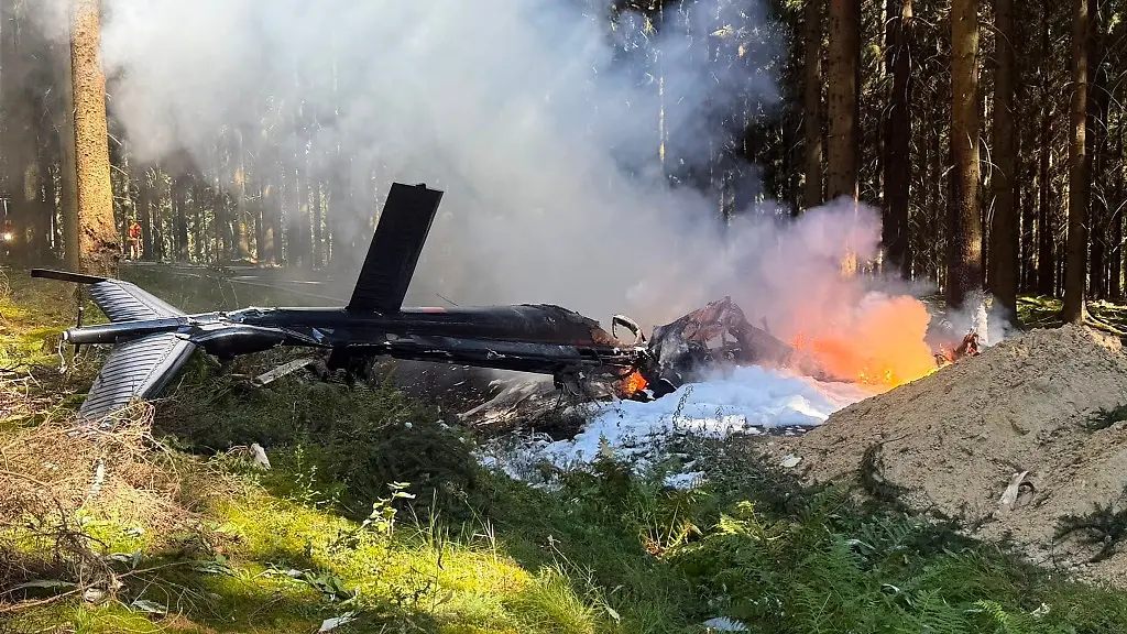 Bei-dem-Hubschrauberabsturz-in-einem-Wald-bei-Sehmatal-ist-der-Pilot-ums-Leben-gekommen
