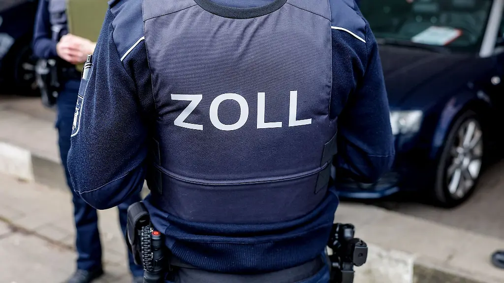 Einsatzkraefte-der-Landespolizei-Bundespolizei-und-Zoll-fanden-in-zwei-Autos-330-Kilogramm-Haschisch
