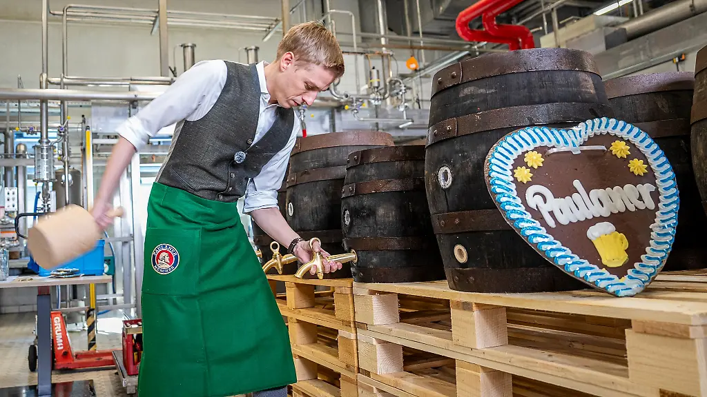 Oberbuergermeister-Dominik-Krause-Gruene-beim-ersten-Anzapftraining-fuer-die-Wiesn