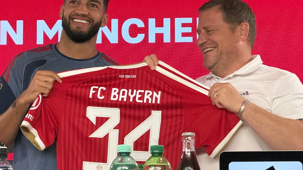 Neuzugang-Saibari-l-und-Sportvorstand-Eberl-zeigen-das-Bayern-Trikot-mit-der-Nummer-34