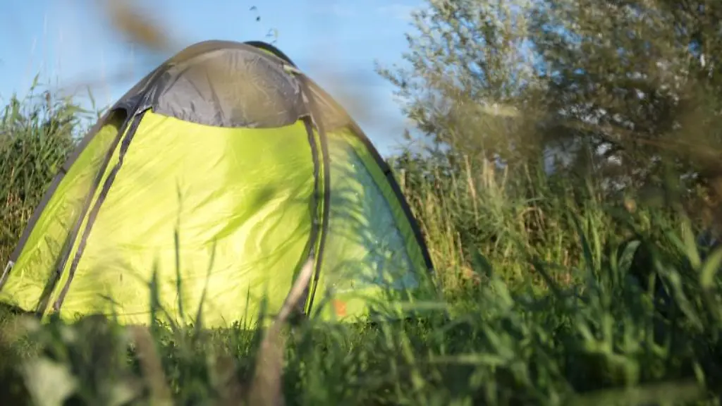 Ein-Zelt-steht-auf-einem-Campingplatz