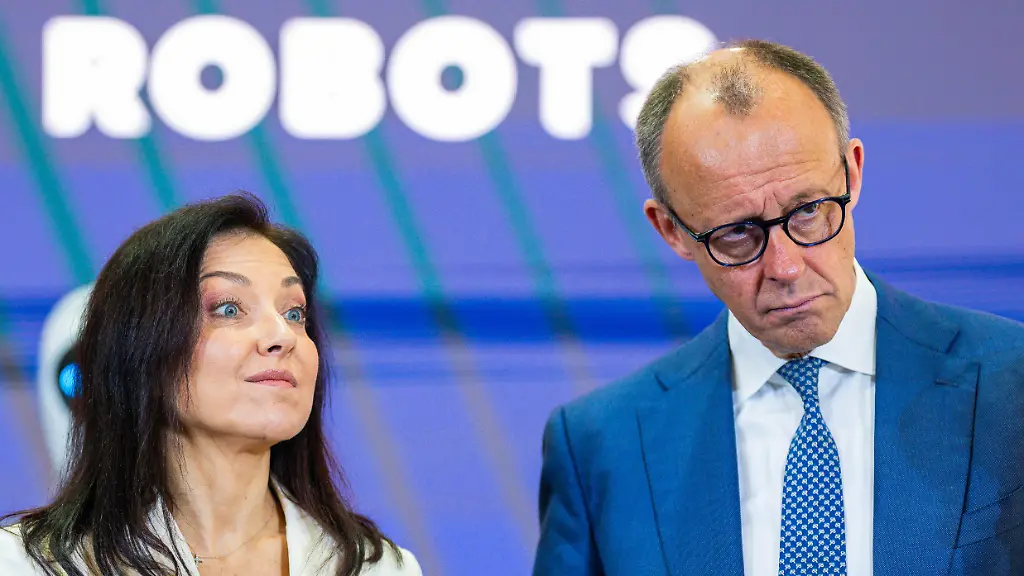 20-04-2026-Hannover-Messe-Tag-1-Bundeskanzler-Friedrich-Merz-CDU-waehrend-eines-Rundgangs-durch-die-Messehallen-am-Stand-des-Ausstellers-Agile-Robots-mit-Katherina-Reiche-Deutsche-Bundesministerin-fuer-Wirtschaft-und-Energie