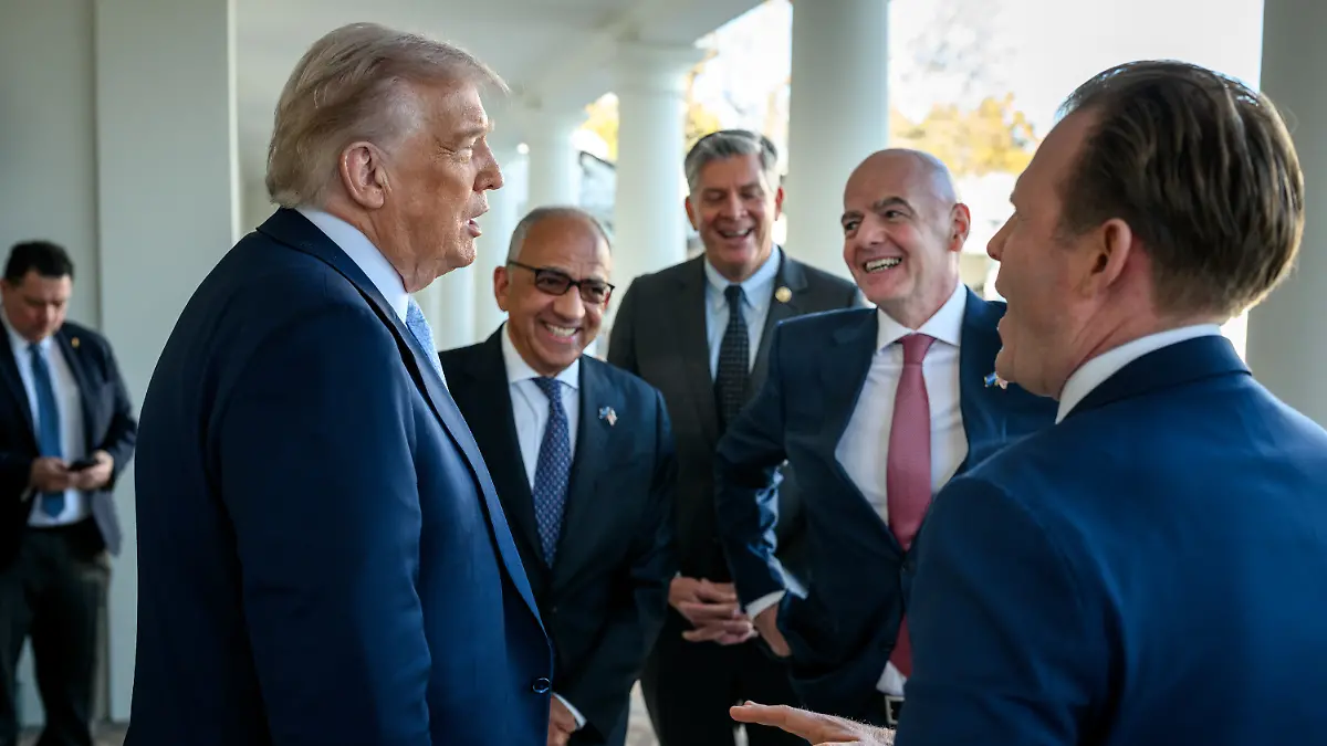 President-Donald-Trump-speaks-with-Andrew-Giuliani-FIFA-President-Gianni-Infantino-FIFA-senior-adviser-Carlos-Cordeiro-and-Rep-Darin-LaHood-R-IL-outside-of-the-Oval-Office-after-meeting-with-the-White-House-Task-Force-on-the-2026-FIFA-World-Cup-Monday-November-17-2025