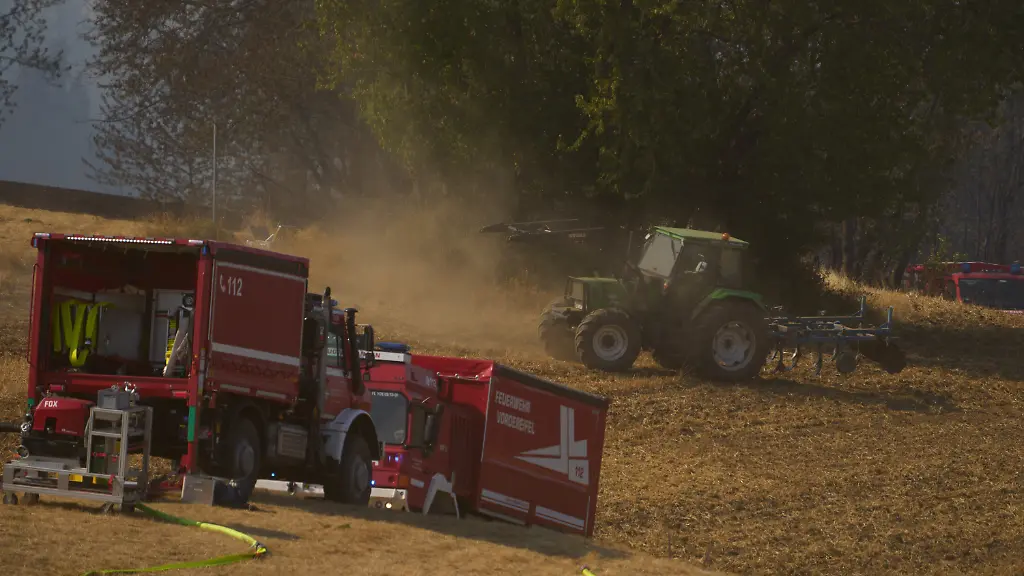 Ein-Grossaufgebot-der-Feuerwehr-bekaempft-einen-Waldbrand-bei-Langenfeld