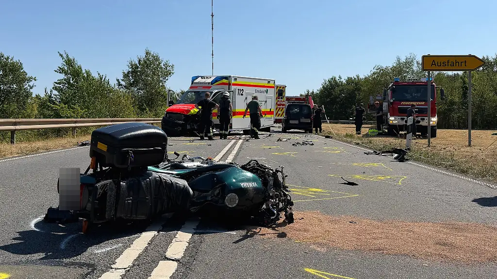 Bei-dem-Frontalzusammenstoss-kam-ein-Motorradfahrer-ums-Leben
