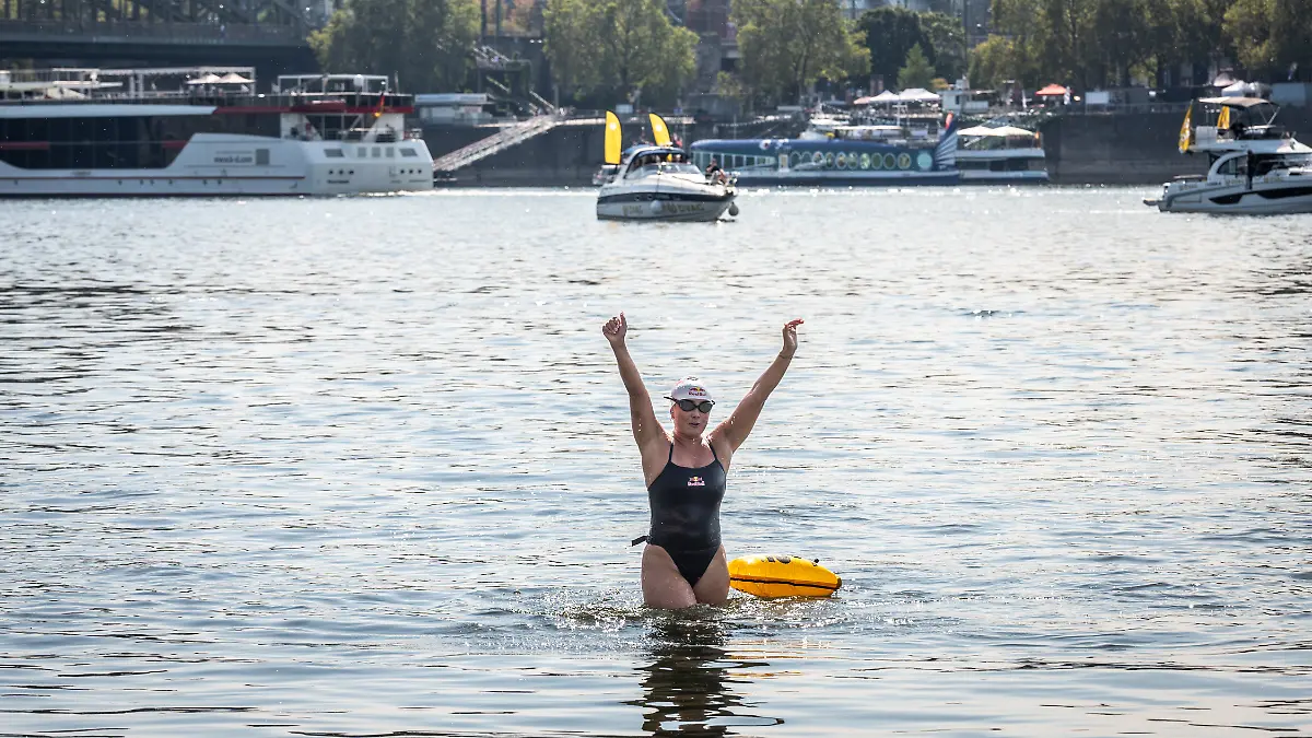 Die-Extremschwimmerin-Nathalie-Pohl-erreicht-das-Koelner-Rheinufer-Pohl-war-am-Dienstagmorgen-in-Frankfurt-in-den-Main-gesprungen-Vier-Tage-lang-und-200-Kilometer-weit-war-sie-dann-unterwegs-allerdings-nicht-durchgaengig