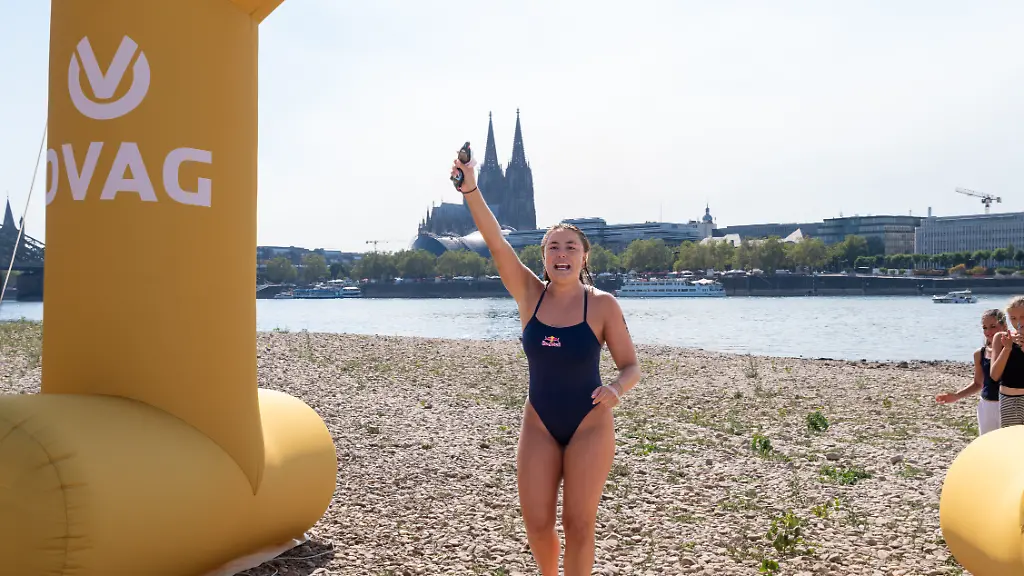 Die-Extremschwimmerin-Nathalie-Pohl-jubelt-nachdem-sie-das-Koelner-Rheinufer-erreicht-hat-Pohl-war-am-Dienstagmorgen-in-Frankfurt-in-den-Main-gesprungen-Vier-Tage-lang-und-200-Kilometer-weit-war-sie-dann-unterwegs-allerdings-nicht-durchgaengig