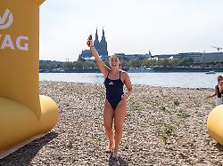 Vier Tage im Wasser: Extremschwimmerin Pohl hat es nach Köln geschafft