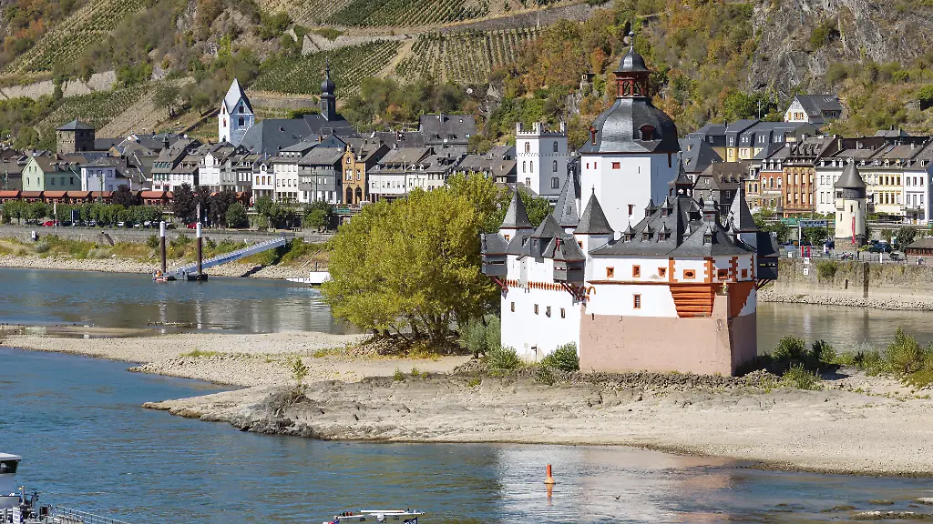 Der-Pegel-des-Rhein-ist-auf-einem-Tiefststand-Die-Rheinschifffahrt-ist-durch-das-Niedrigwasser-extrem-beeintraechtigt-Es-fahren-nur-noch-wenige-Schiffe-und-die-sind-mit-reduzierter-Fracht-unterwegs-Burg-Pfalzgrafenstein-in-Kaub-am-Mittelrhein-Die-Sehenswuerdigkeit-ist-eine-auf-einer-Felseninsel-im-Rhein-errichtete-fruehere-Zollburg