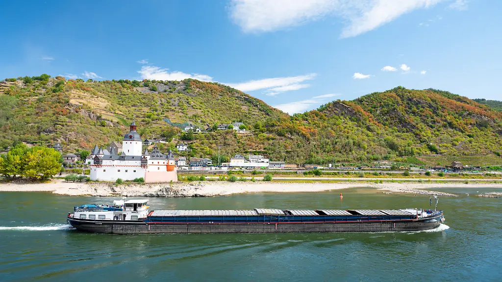 Pfalzgrafenstein-Castle-Insel-Falkenau-in-Kaub-Germany-trockenes-Flussbett-extreme-Duerre-Fracht-Transport-und-Schifffahrt-auf-Fluss-Rhine-niedriger-Wasserstand