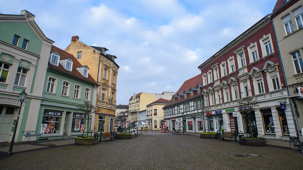Ein-verlassener-Platz-vor-der-Fussgaengerzone-der-Hansestadt-Am-Morgen-war-in-Sachsen-Anhalt-die-neue-Corona-Verordnung-fuer-einen-weiteren-harten-Lockdown-in-Kraft-getreten-In-Stendal-sind-durchaus-noch-Menschen-auf-der-Strasse-die-etwa-zu-Post-oder-Apotheke-gehen-Allerdings-zeigt-sich-das-Strassenbild-verlassener-als-Gewoehnlich-fuer-diese-Uhrzeit-an-einem-Wochentag