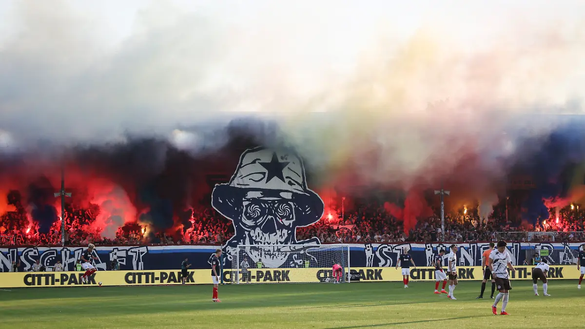 Fussball-Maenner-2-Bundesliga-Holstein-Kiel-FC-St-Pauli-2-Spieltag-Holstein-Stadion-Fans-von-Kiel-zuenden-Phyrotechnik-und-Leuchtfackeln-im-Spiel
