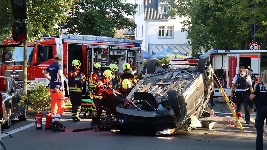 Aus-ungeklaerten-Gruenden-ist-ein-Mann-mit-seinem-Auto-in-Wiesloch-gegen-einen-Baum-gekracht