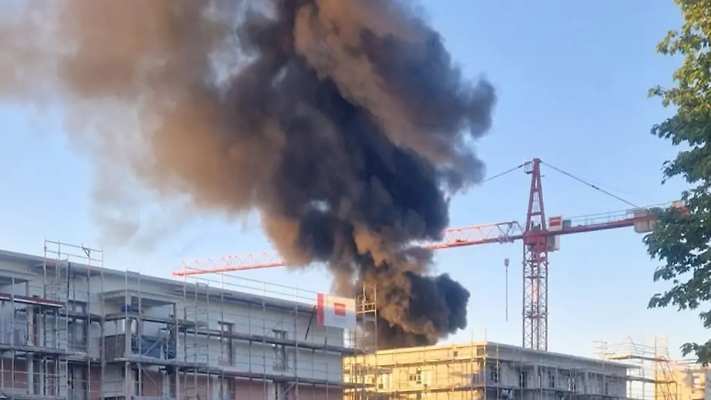 Eine-weithin-sichtbare-Rauchsaeule-steigt-ueber-einer-Grossbaustelle-im-Stuttgarter-Stadtteil-Rot-auf