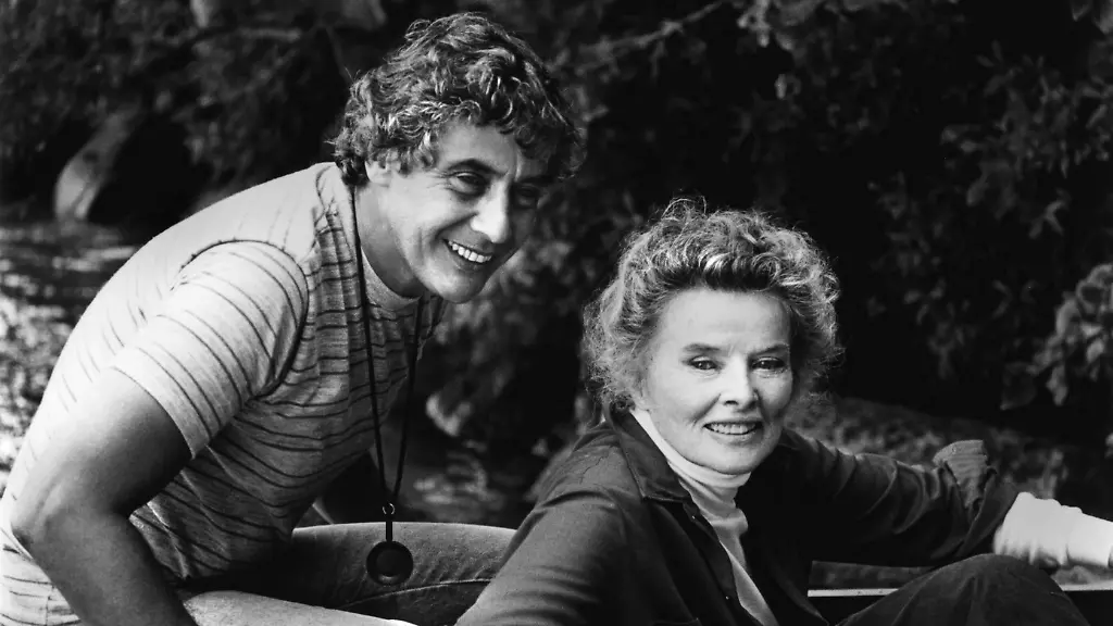 Regisseur-Mark-Rydell-Katharine-Hepburn-bei-Dreharbeiten-zu-Am-Goldenen-See-On-Golden-Pond-USA-1981-Regie-Mark-Rydell-Personen-Katherine-WICHTIG-Nutzung-nur-redaktionell-mit-Filmtitelnennung-bzw-Berichterstattung-ueber-diesen-Film-Buch-und-Kalendernutzung-nur-nach-Absprache-IMPORTANT-To-be-used-solely-for-editorial-coverage-of-this-specific-motion-picture-TV-programme