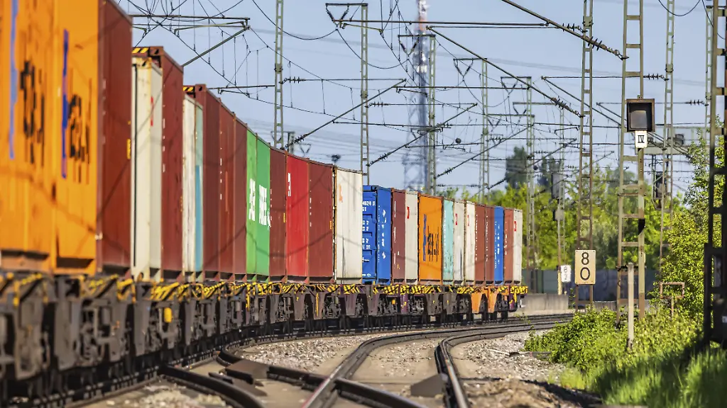Gueterzug-beladen-mit-Seecontainern-unterwegs-auf-freier-Strecke-der-Schusterbahn-Diese-Umfahrung-der-Stadt-Stuttgart-wird-vorwiegend-von-Gueterzuegen-beffahren