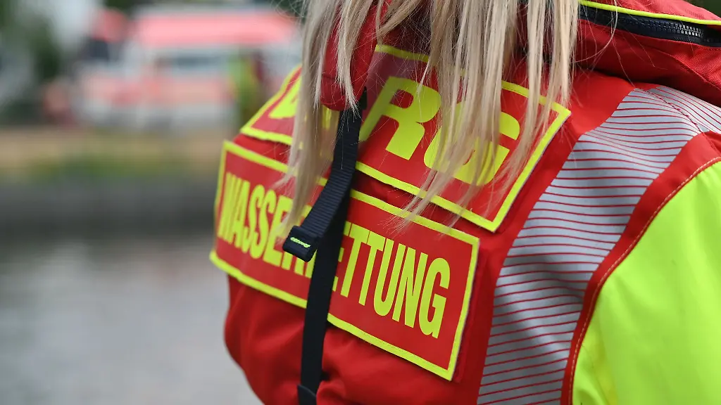 Das-Niedrigwasser-bedeutet-fuer-die-DLRG-am-Rhein-aktuell-schwierigere-und-laengere-Einsaetze