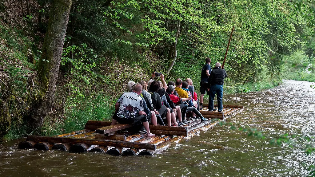 Die-Flosse-fahren-auf-der-Wilden-Rodach-im-Frankenwald