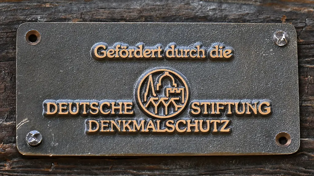 Die-Deutsche-Stiftung-Denkmalschutz-gewaehrt-fuer-die-Sicherung-des-historischen-Bahnhofsdaches-in-Seifhennersdorf-50-000-Euro-Symbolbild