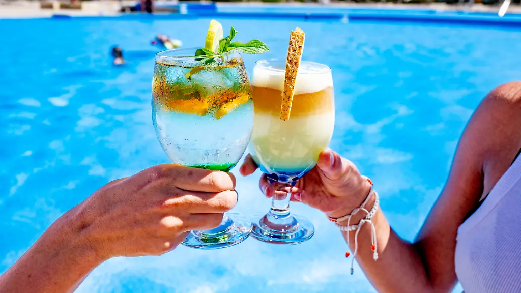 EGYPT-MARSA-ALAM-People-tourists-enjoy-spring-break-in-the-sun-after-the-corona-rules-have-been-relaxed-and-people-dare-to-go-on-holiday-abroad-again-Tourists-at-a-hotel-and-swimming-pool-The-south-of-Egypt-with-the-touristy-Marsa-Alam-with-many-all-inclusive-resorts-Many-excursions-can-be-done-camel-riding-in-the-desert-and-diving-and-snorkeling-in-the-sea