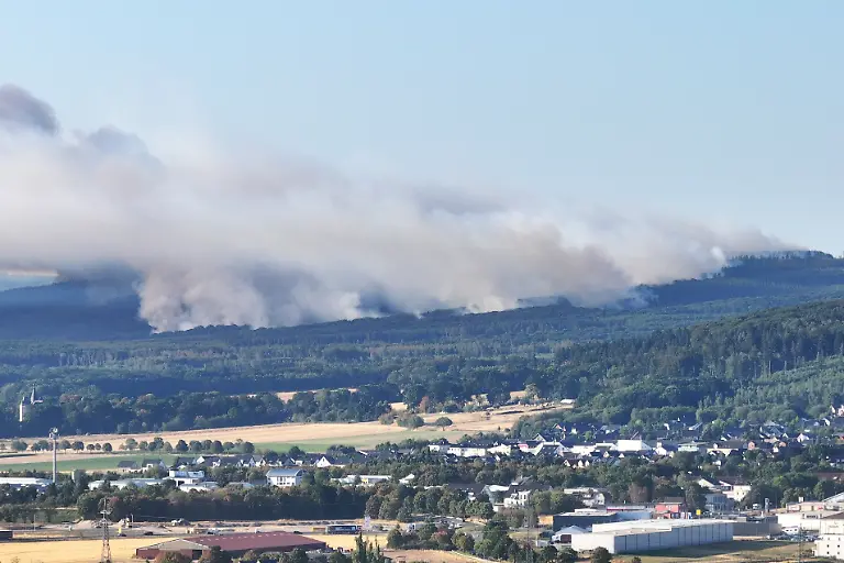 Dichter-Rauch-eines-Waldbrands-steigt-ueber-dem-Huertgenwald-auf-Aufnahme-mit-Drohne-Wegen-des-Waldbrands-in-der-Gemeinde-Huertgenwald-wurde-der-Ortsteil-Gey-in-dem-gut-1-800-Menschen-leben-evakuiert