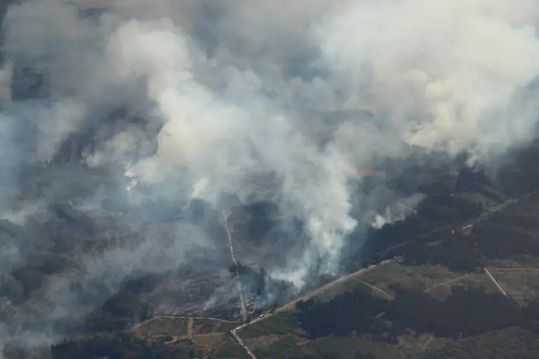 Rauch-eines-Waldbrands-steigt-ueber-dem-Huertgenwald-auf-Aufnahme-aus-einem-Flugzeug-Mehrere-Hundert-Hektar-Waldflaeche-stehen-in-Flammen