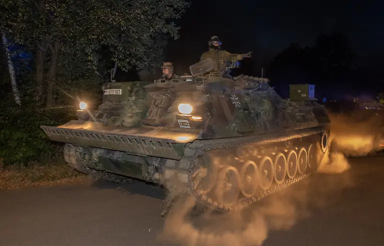 Ein-Panzer-faehrt-im-Lagezentrum-in-Kleinhau-los-um-den-Waldbrand-im-Huertgenwald-zu-bekaempfen-indem-er-Schneisen-gegen-das-Feuer-zieht