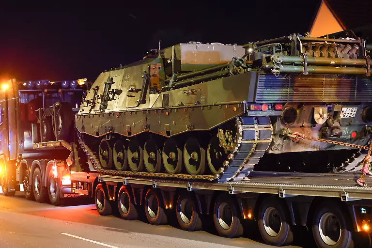 Pionierpanzer-der-Bundeswehr-werden-in-der-Nacht-mit-einem-Schwertransporter-in-das-Einsatzgebiet-gebracht-Hunderte-Feuerwehrkraefte-kaempfen-auch-in-der-Nacht-weiter-gegen-den-grossen-Waldbrand-im-Huertgenwald-in-der-Eifel
