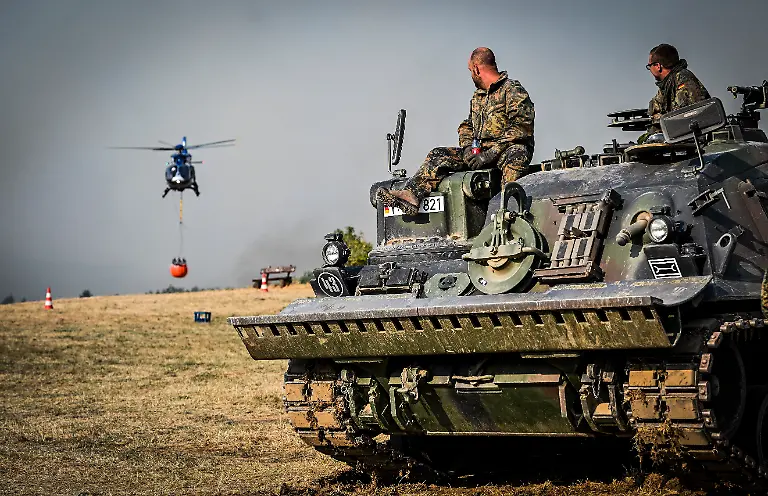 Waldbraende-im-Kreis-Dueren-in-der-Eifel-Huertgenwald-NUR-FUeR-REDAKTIONELLE-ZWECKE-EDITORIAL-USE-ONLY-Ein-Bergepanzer-der-Bundeswehr-im-Einsatz-und-Hubschrauber-im-Loescheinsatz-am-Freitag-dem-14-08-2026-Waldbraende-im-Kreis-Dueren-in-der-Eifel-Huertgenwald-Deutschland-NRW-Essen-Copyright-KerstinxKokoska-Forest-fires-in-the-Dueren-district-in-the-Eifel-region-Huertgenwald-FOR-EDITORIAL-USE-ONLY-EDITORIAL-USE-ONLY-p-A-Bundeswehr-recovery-tank-in-action-and-helicopters-fighting-the-fire-on-Friday-August-14-2026-Forest-fires-in-the-Dueren-district-in-the-Eifel-region-Huertgenwald-Germany-North-Rhine-Westphalia-NRW-Essen