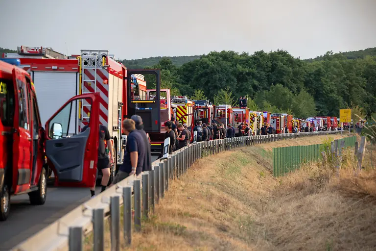 Einsatzkraefte-der-Feuerwehr-warten-auf-der-B399-bei-Huertgenwald-Gey